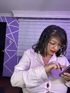 MiiaaJoness webcam