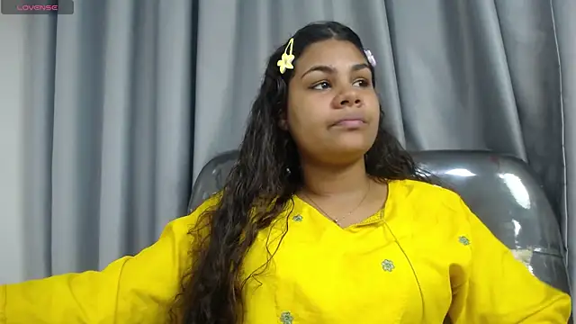 yaazhinii webcam
