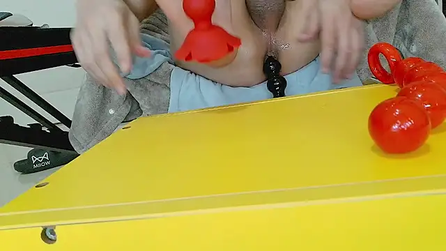 shuaich (Ask my age) - Pinch my sexy balls
