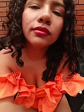 TamaraaHoney live cam on StripChat