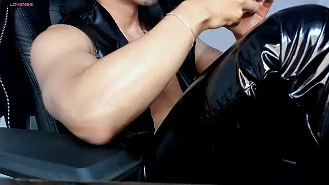 Tommy_Bred live cam on StripChat