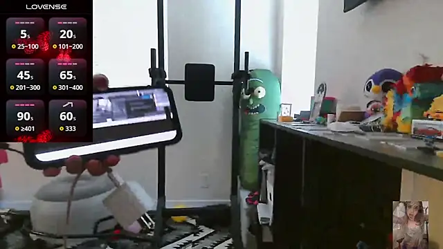 Blondiewithanass webcam
