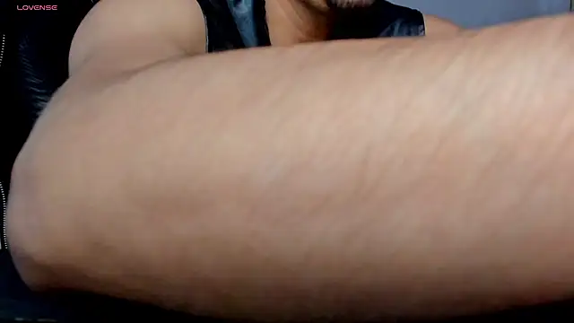 Tommy_Bred live cam on StripChat