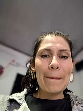 Alysson-- live sex cam