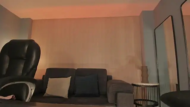 MiaFarrell_ webcam