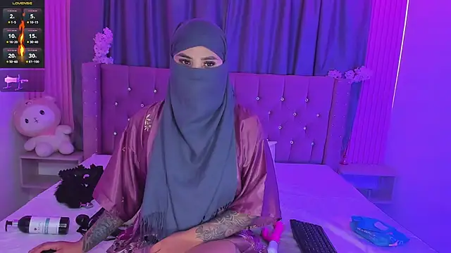 Nayla-Mouna live cam on StripChat