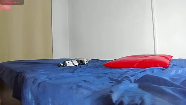 KinkyLatins webcam
