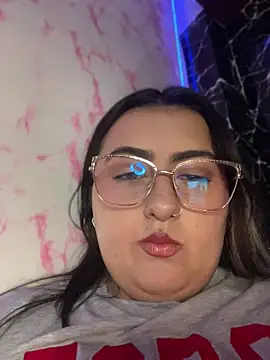 KaroVelvet live cam on StripChat