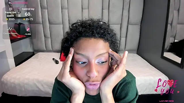 Zia_Green live cam on StripChat