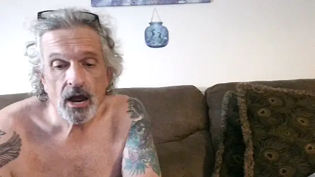 Victoria121565Harley live cam on StripChat