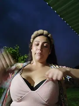 vickyhoult (F young) - Spit boobies