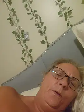 SultrySummer68 live cam on StripChat