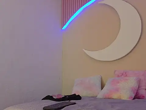 Watch SamanthaLaurent live on EroticFlix - High definition streams