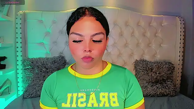 Maia_Hotts webcam