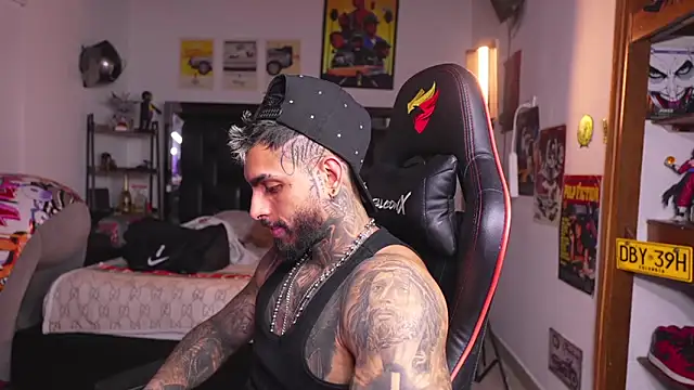 logan_hugh8 webcam