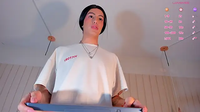 nicki-west webcam