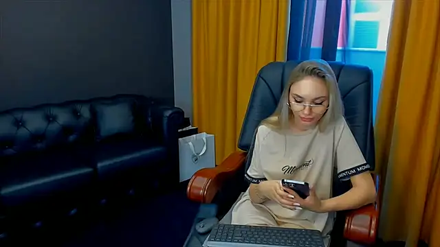 haleysweet18 (F young) - Naked, oil boobs and ass and showering