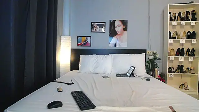Hotbeebee webcam