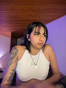 Hilary_pinkk webcam
