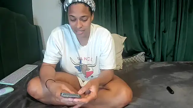 ellla_LA