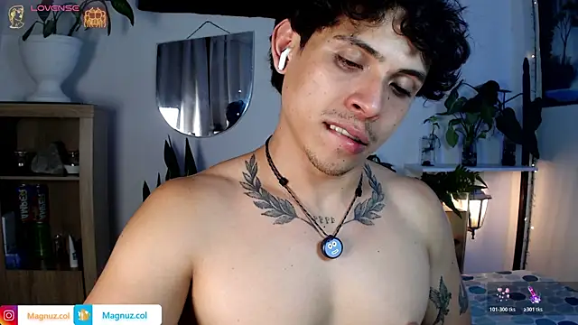 Magnuz_Col live cam on StripChat