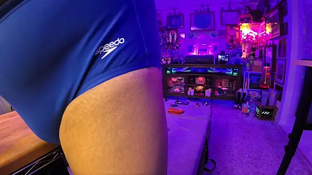 Briefs_bud webcam