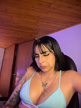 Hilary_pinkk webcam