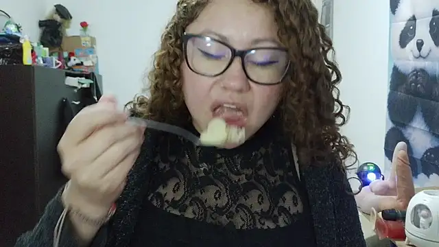 curly_greeneyed webcam