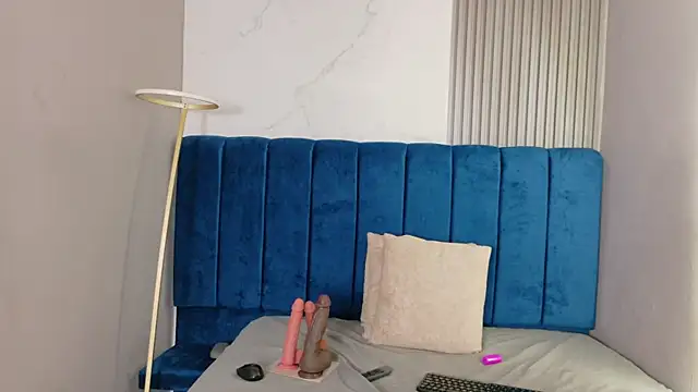 nylaroyale_cr webcam