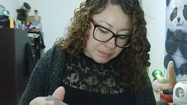 curly_greeneyed webcam