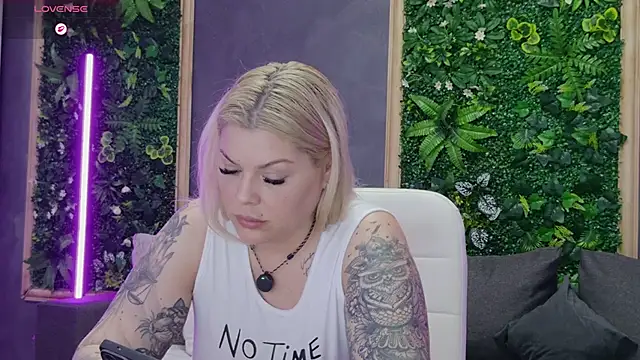 Issa_Jo webcam