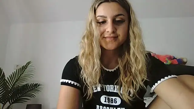 NicolePlay webcam