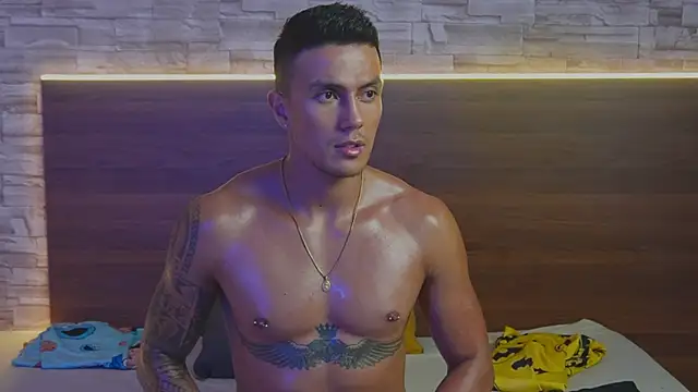 aaron_bolt live cam on StripChat