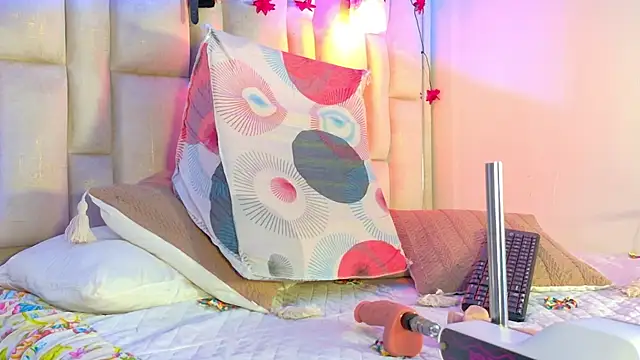 Bella-Sanders webcam
