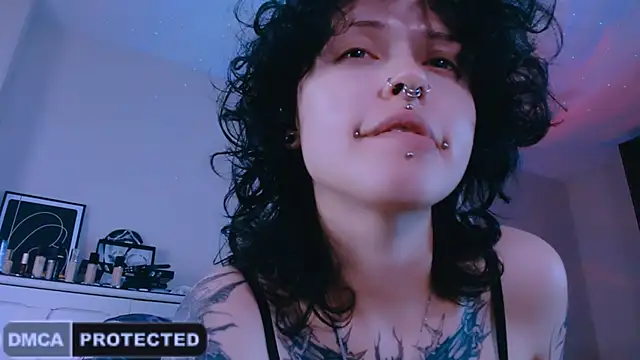 NaughtyLittleFox webcam