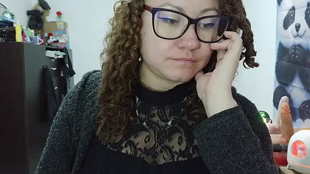 curly_greeneyed webcam