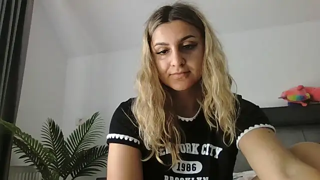 NicolePlay webcam