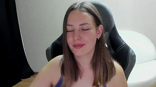 Mia_shy1 webcam