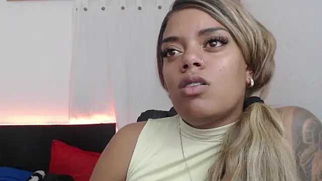 ladyrd1 webcam