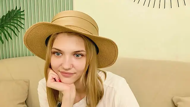 4example_Chloe webcam