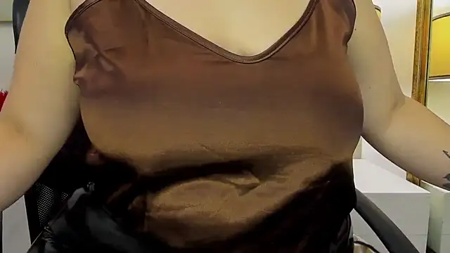 MillyHotsoon webcam