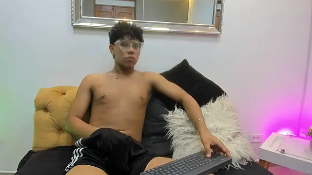 Johnny__bloom live cam on StripChat