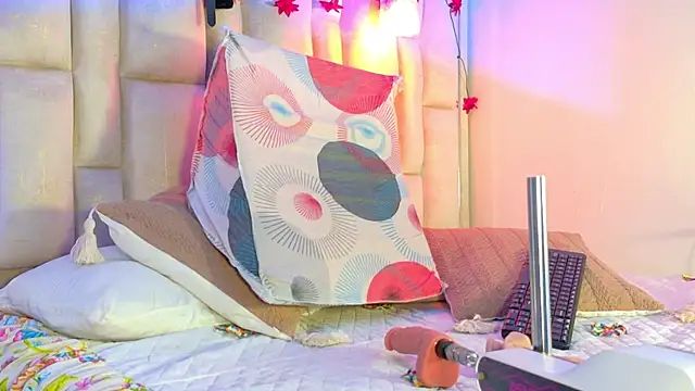 Bella-Sanders webcam