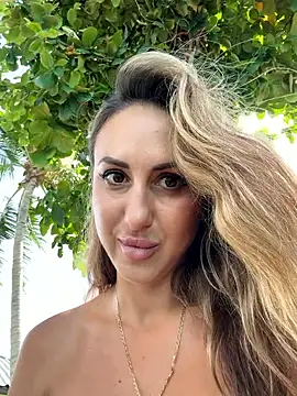 Bella-Grace live cam on StripChat