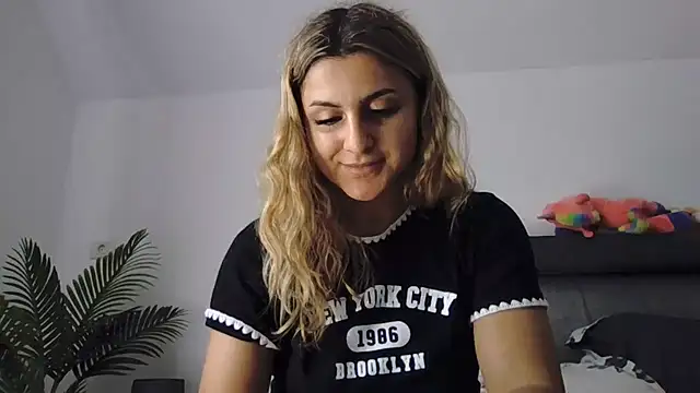 NicolePlay webcam