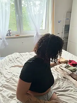SweetPetiteNoir webcam