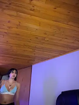 Hilary_pinkk webcam
