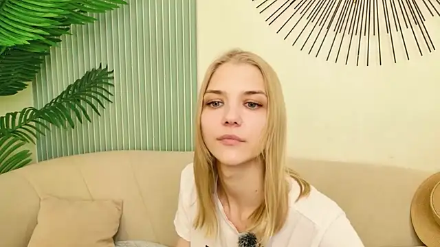 4example_Chloe webcam