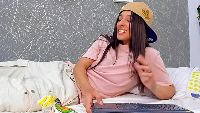 ViictoriiaSaenz live cam on StripChat