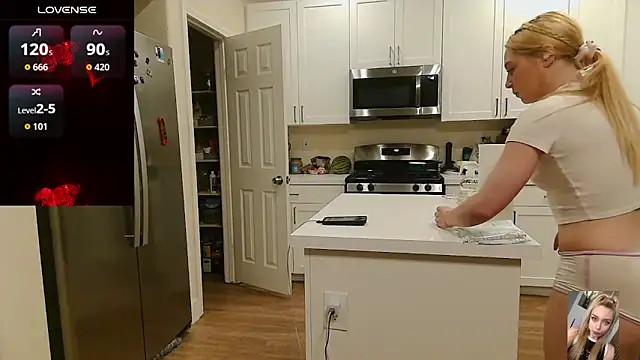 Blondiewithanass